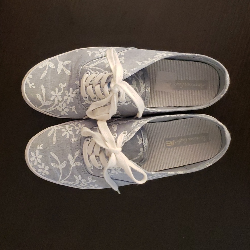 American Eagle | Blue & White Floral Sneakers | Women's 7.5